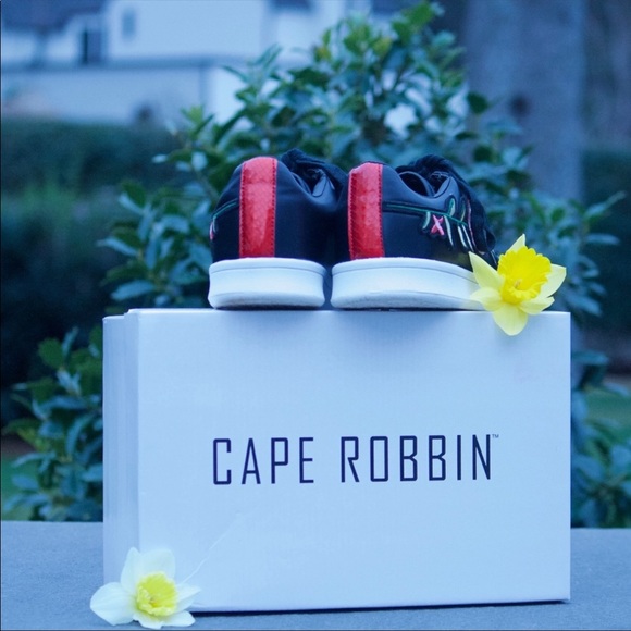 Flora Sneakers! - Picture 6 of 7